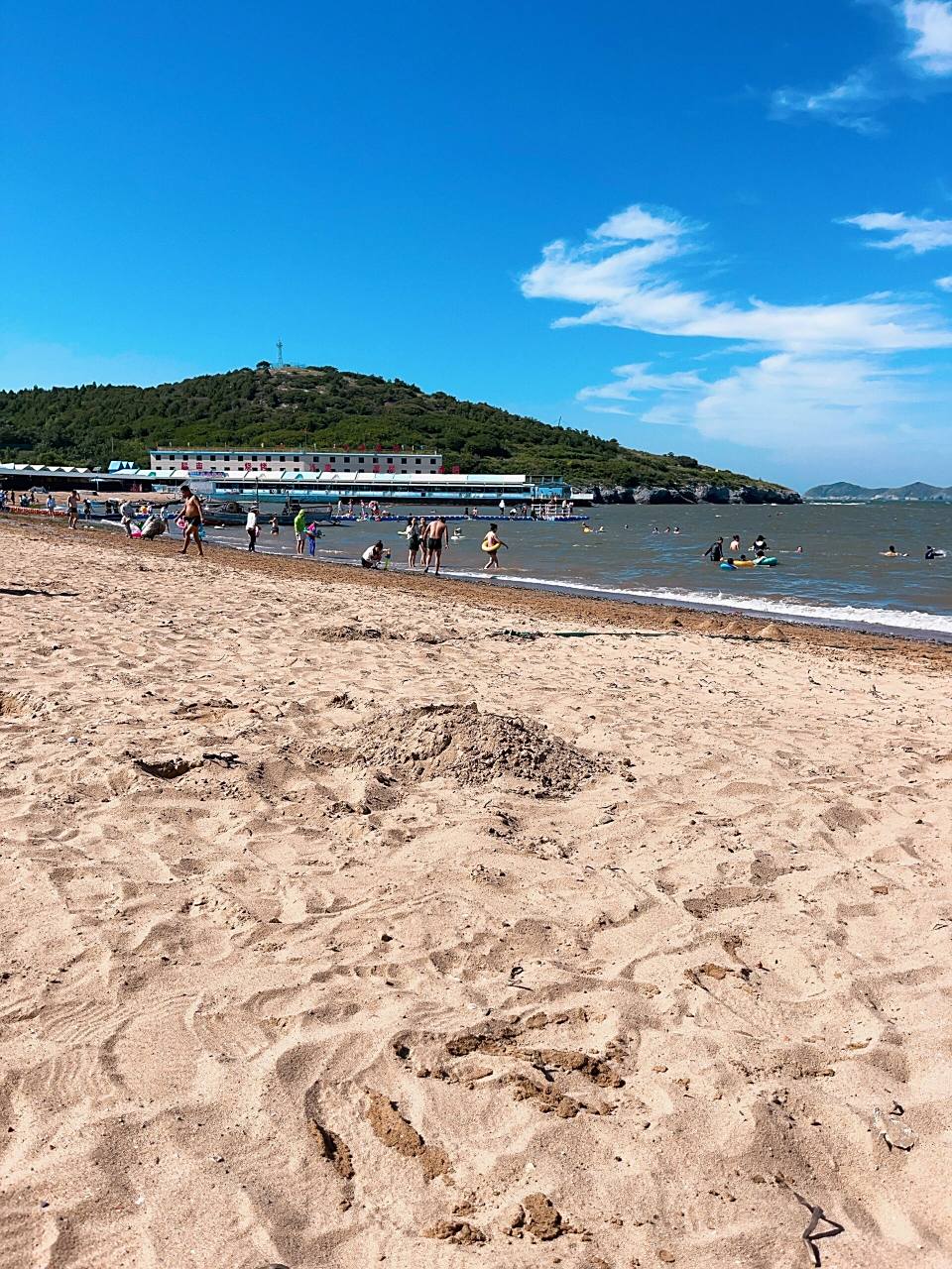大连本地人玩海&遛娃地儿——大黑石海滨浴场～  适宜的温度就会吸引