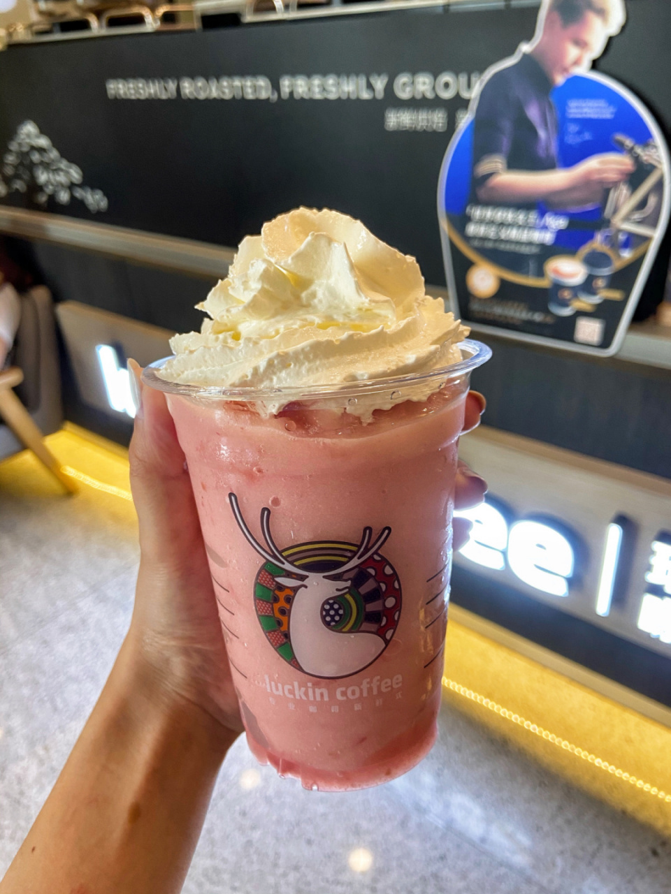 一口浓郁的水蜜桃味儿,超清爽97 底部还有桃桃果肉!就是给太少了!