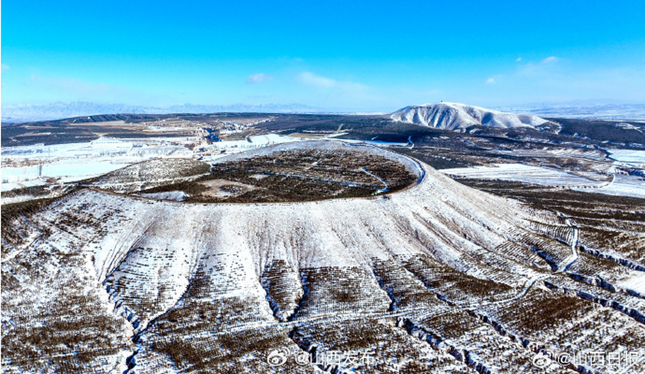 【云州火山群 雪韵"大同蓝"】12月16日,大同市云州区火山群在雪后阳光