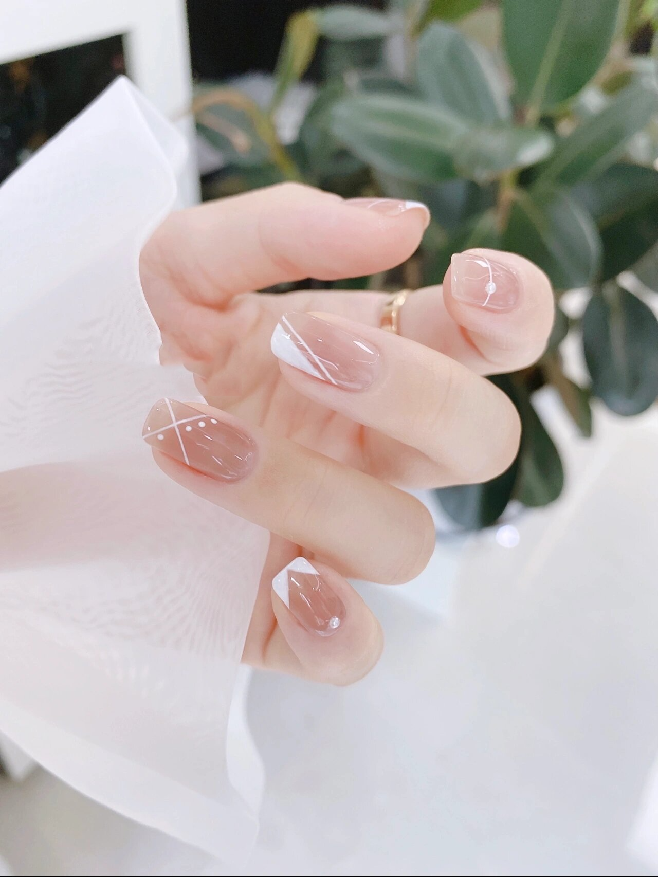 冰透奶茶裸色|ins简约线条美甲61姐妹篇 前段时间做了那款冰奶昔