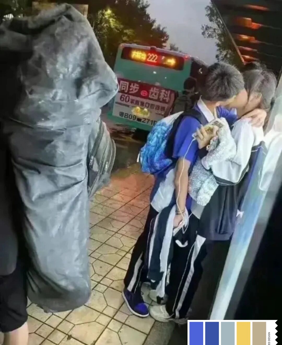 辣眼睛!深圳两名初中生在公交站台忘情接吻