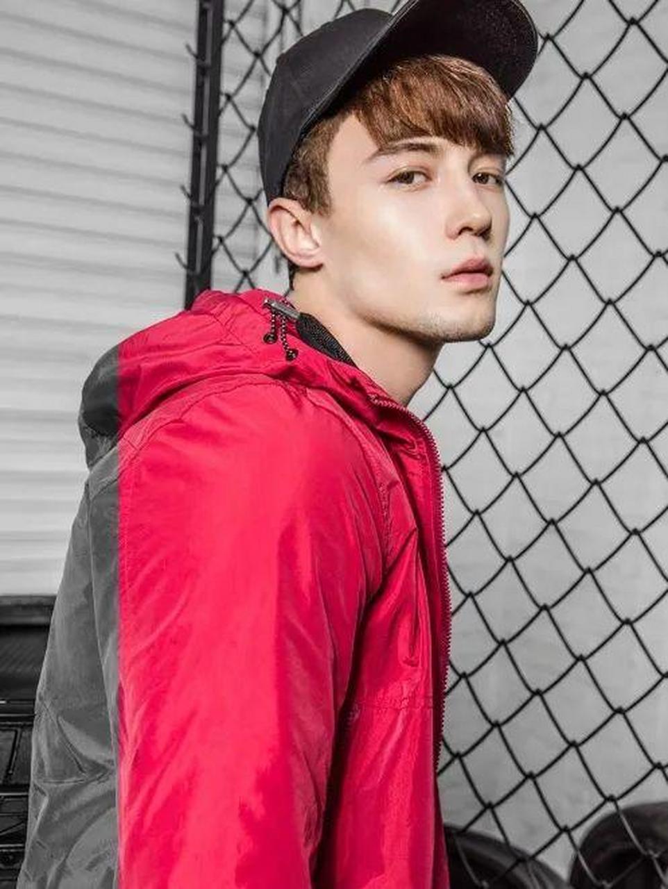 俄罗斯和韩国的混血男模特 kim,他的外表不是单一的欧洲化,而是典型的