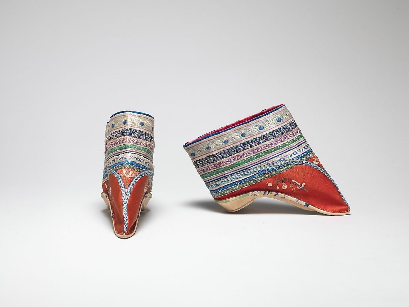 三寸金莲绣花鞋(小脚鞋),时间不详