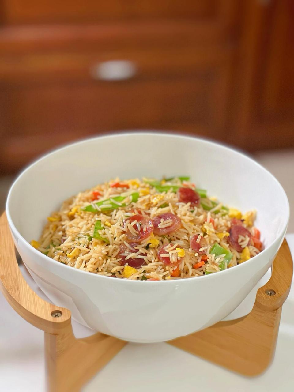 腊肠炒饭: 巴基斯坦长粒大米煮好米饭放凉备用,腊肠切片,胡萝卜切丁