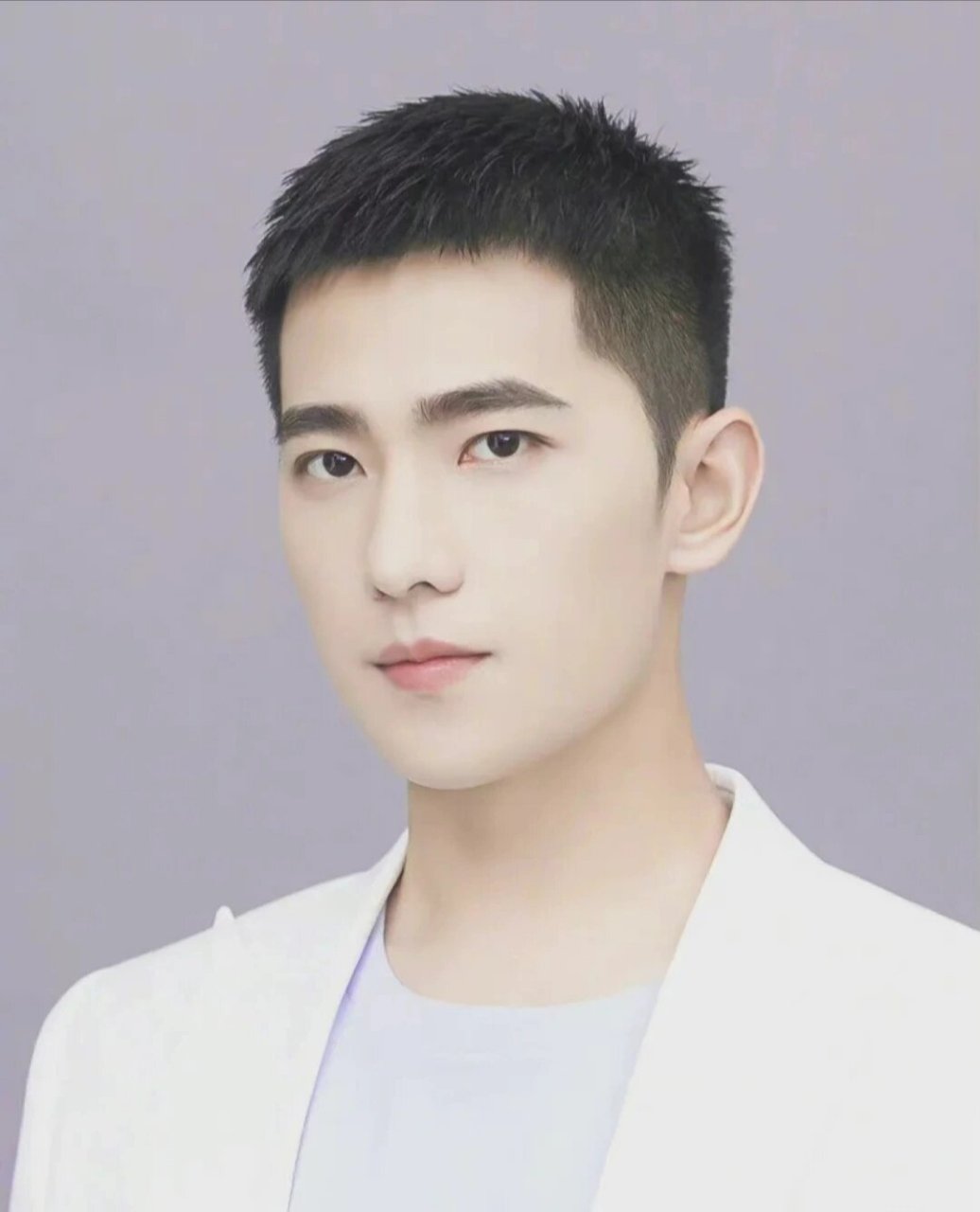 杨洋的寸头干净阳光利落,衬得整个五官轮廓更加分明!