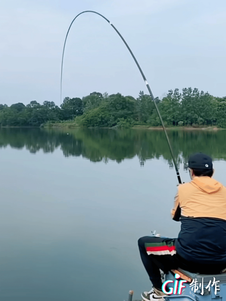 最近邓刚,刘志强等钓鱼大师接连爆竿,很多网友在评论区吵了不可开交