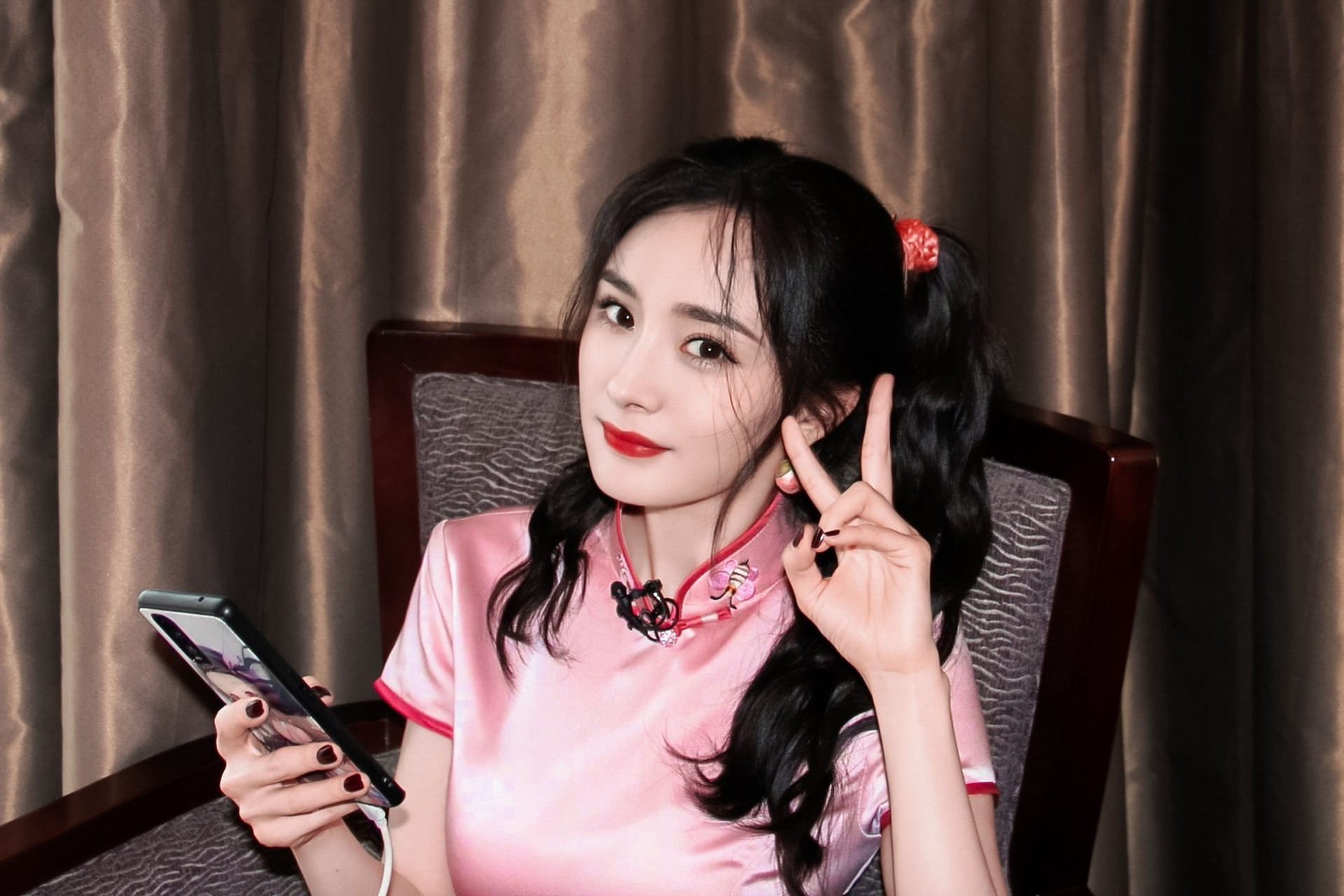 杨幂,粉色旗袍双马尾,又美又媚