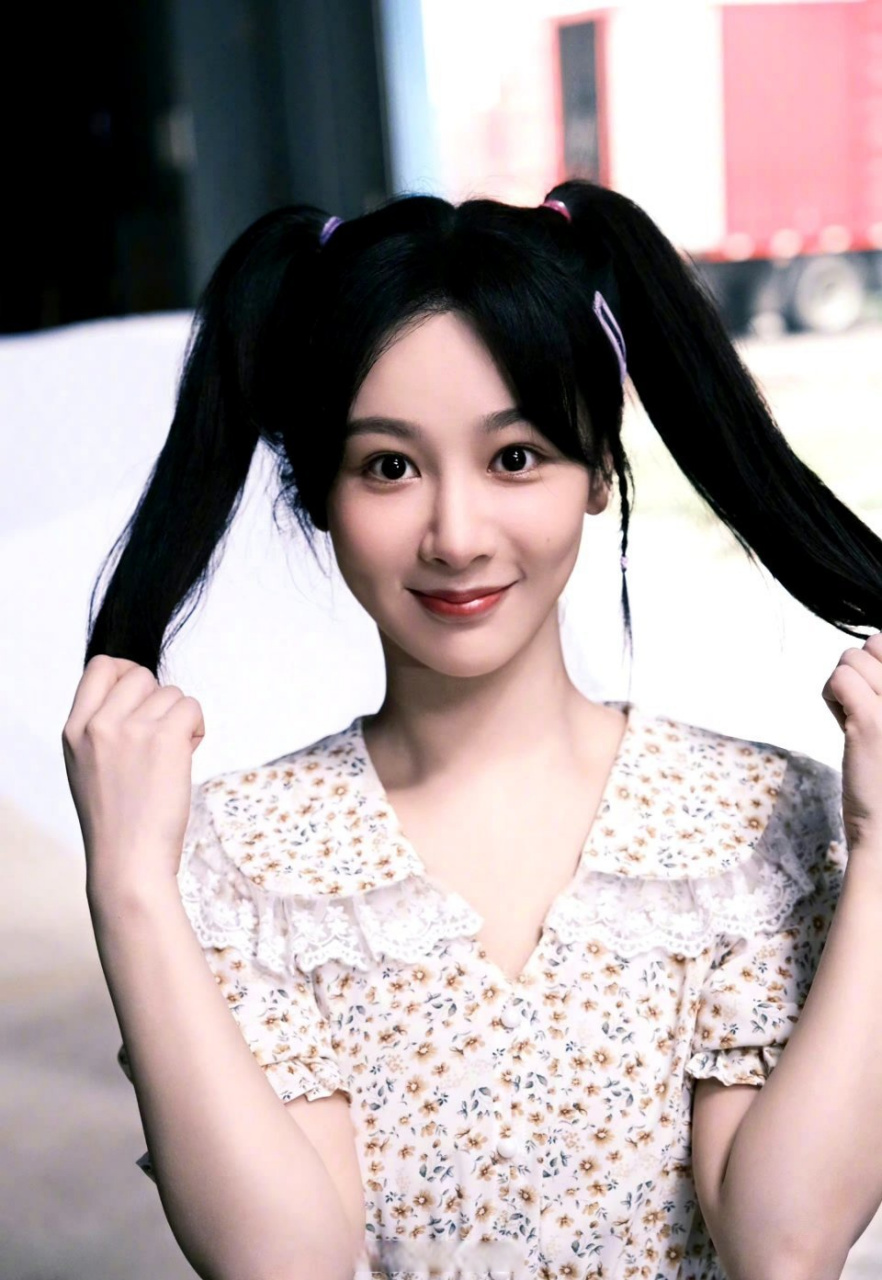 杨紫儿童节营业照来咯!大家觉得这个碎花裙双马尾适合她吗?
