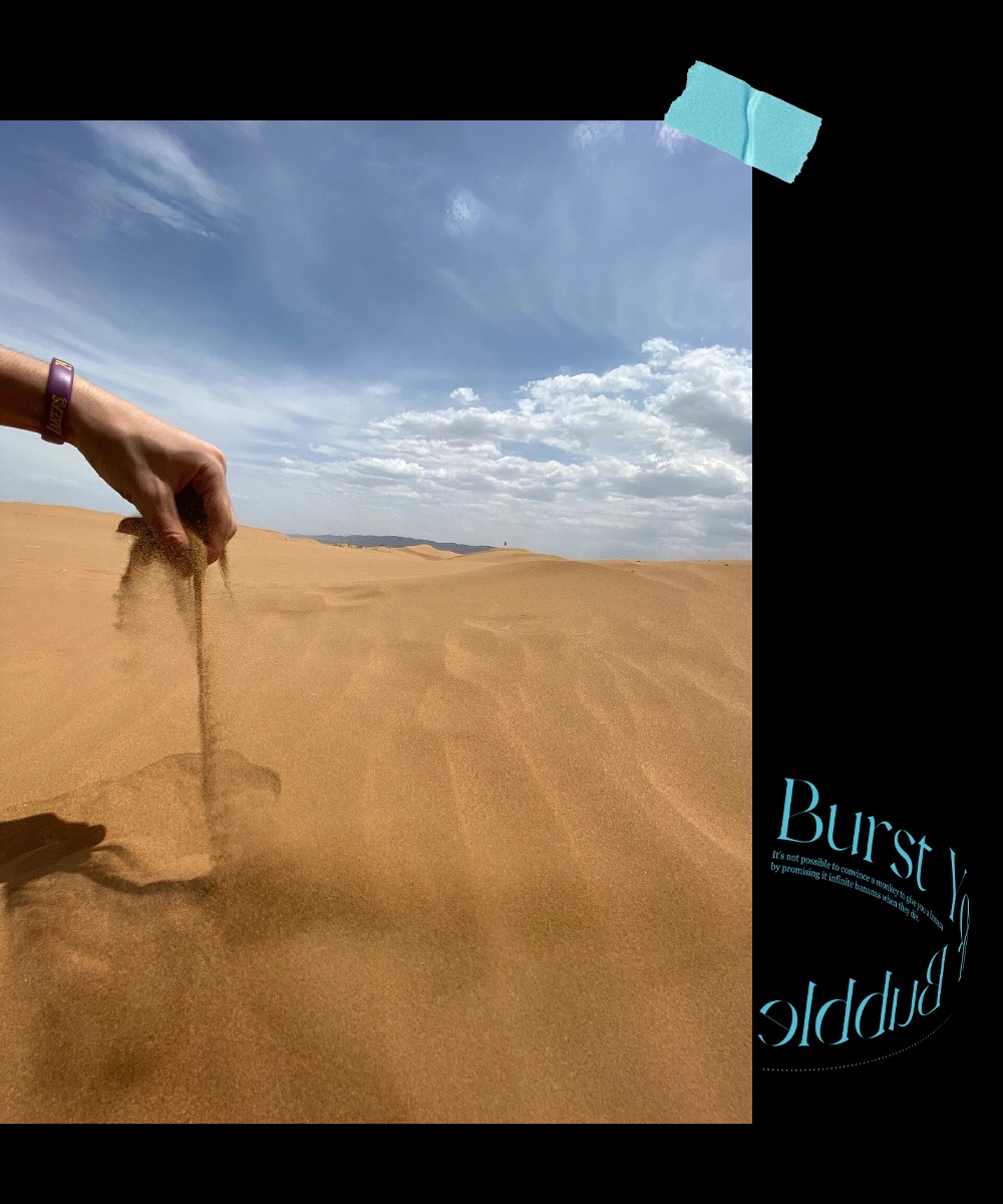 中卫骑完骆驼后,弟弟随手拿起沙子给我拍的一张照片