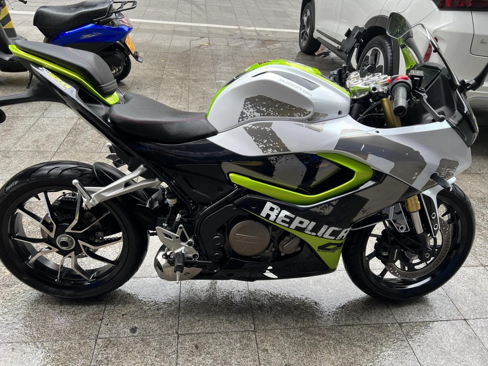 23款钱江赛250单摇臂一台,车安全行驶1800km,一手户全车精品,前后abs