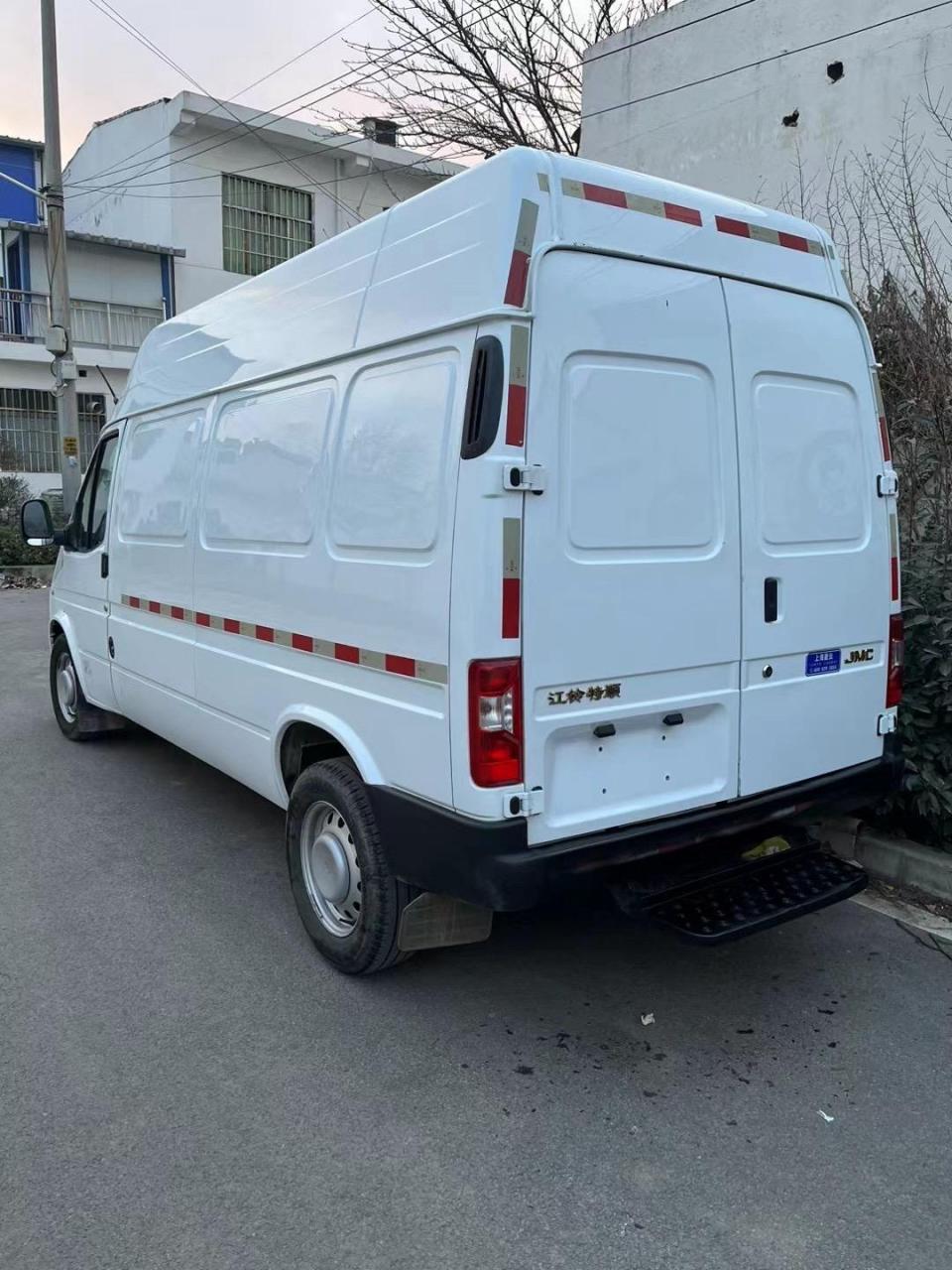 新到2022年江铃特顺高顶加长3座封闭式货车,柴油国六2.