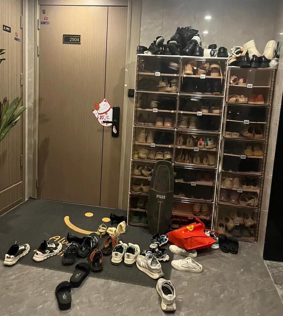 谁家住臭鞋堆里啊 邻居家的鞋全都放在门口,大夏天的出趟门都要被臭晕