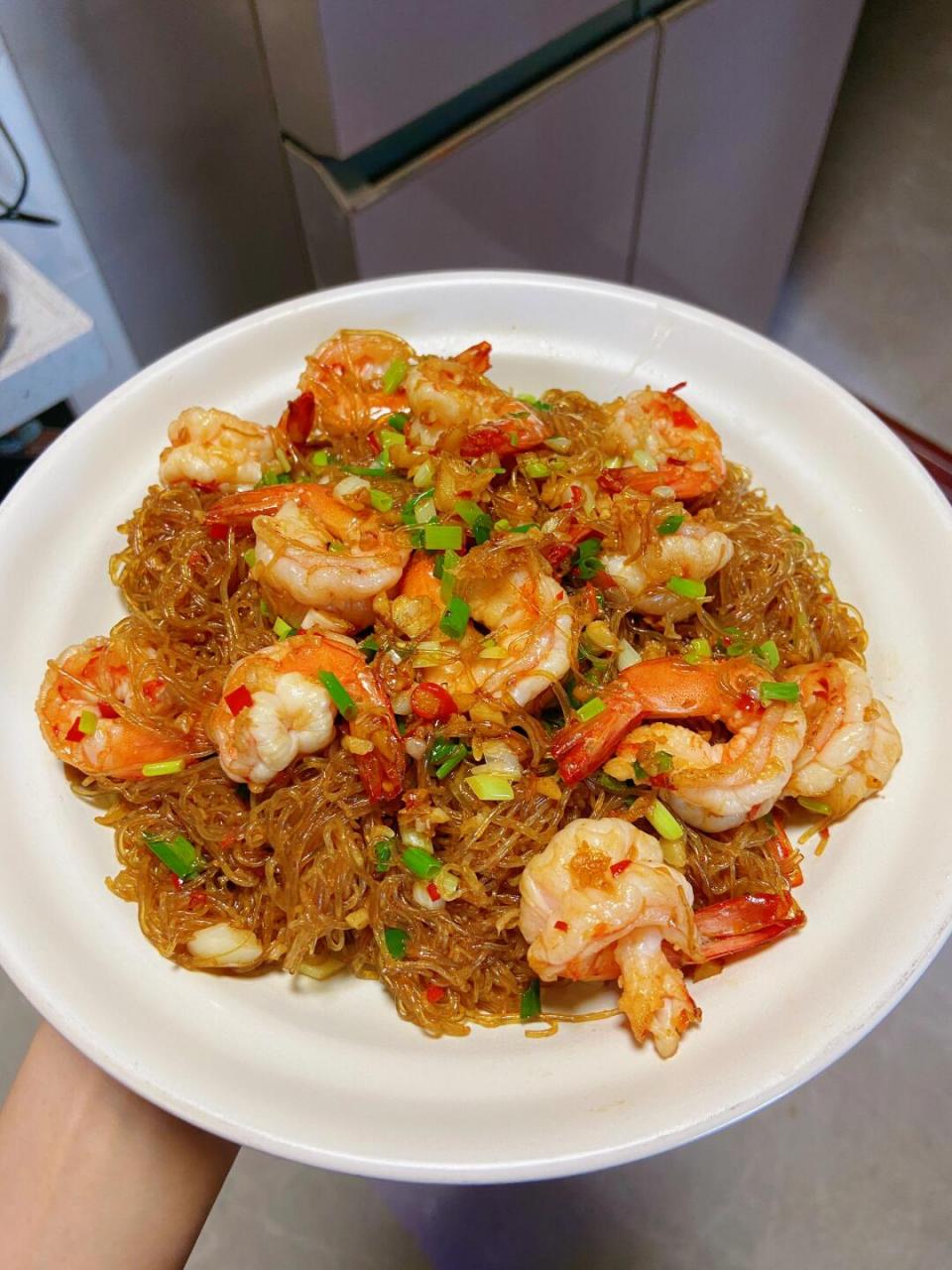 虾仁q弹,粉丝入味,如果家里有浅砂锅的话,可以加热一下来装,就和返觋