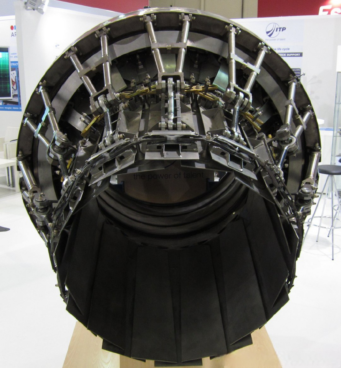 ej200轴对称矢量喷管