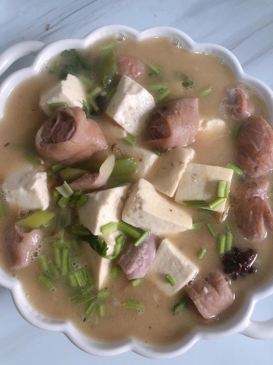 大肠炖豆腐 1.熟肥肠切块,豆腐切小块 2.辅料:葱姜蒜八角干辣椒 3.