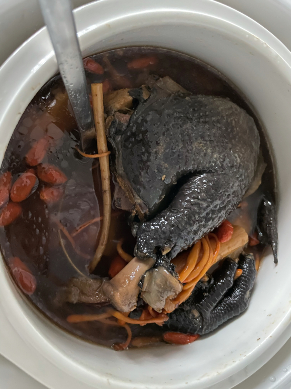 经期后滋阴补气血阿胶乌鸡汤 材料:半个乌鸡,一点瘦肉(可加可不加,加