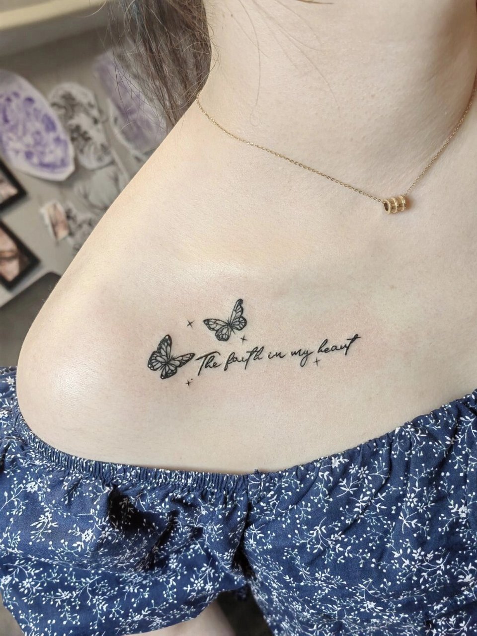 女生锁骨胸口纹身小清新字母玫瑰花纹身刺青