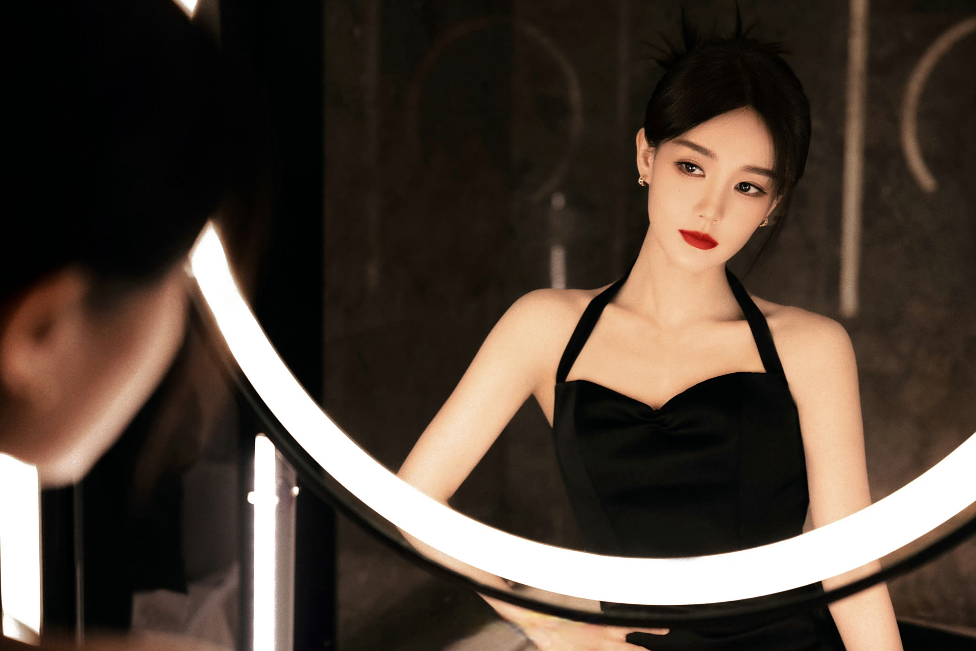 李一桐  一袭黑裙出席品质盛典,桐姐好靓!  #李一桐说太想挑战反派了