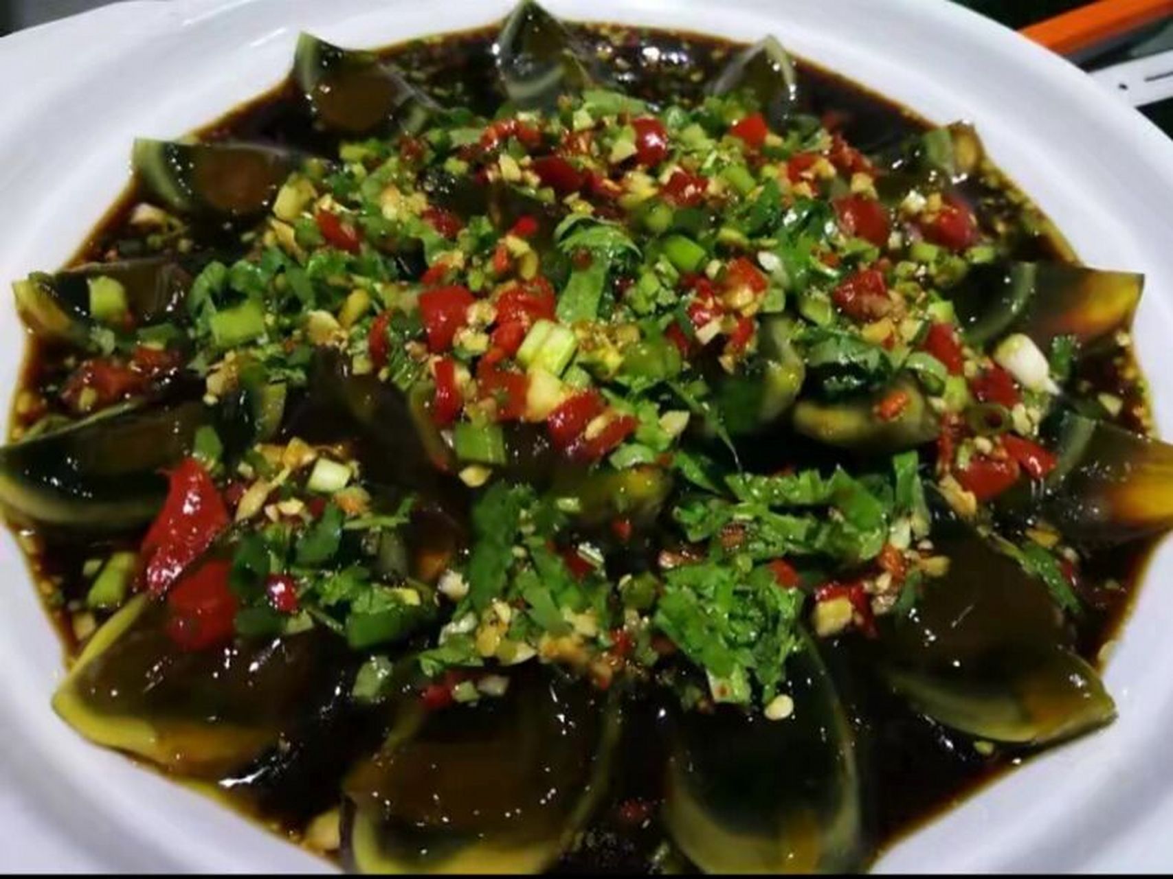 青椒皮蛋的各种做法 最近上市了好多青椒,看着绿油油的,很有食欲,老是
