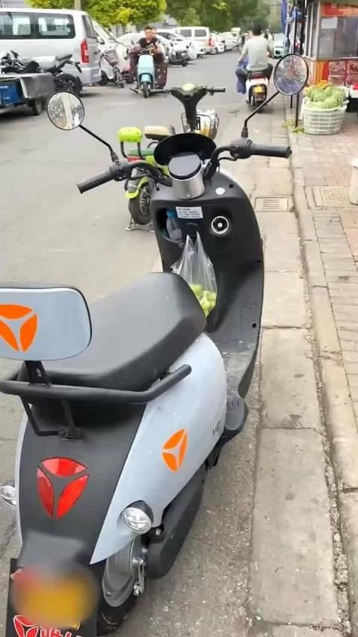 据罗女士介绍,监控显示大爷的车跟自己的挨在一起,他