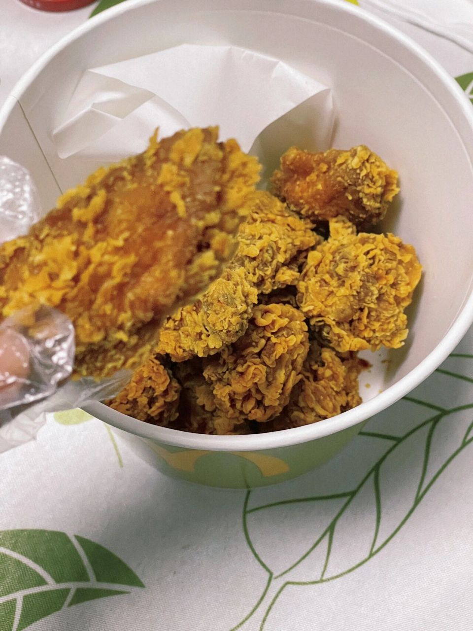 麦当劳你没有心,辣翅辣到半夜胃还在火辣辣 十翅桶是今晚买的,吃了三