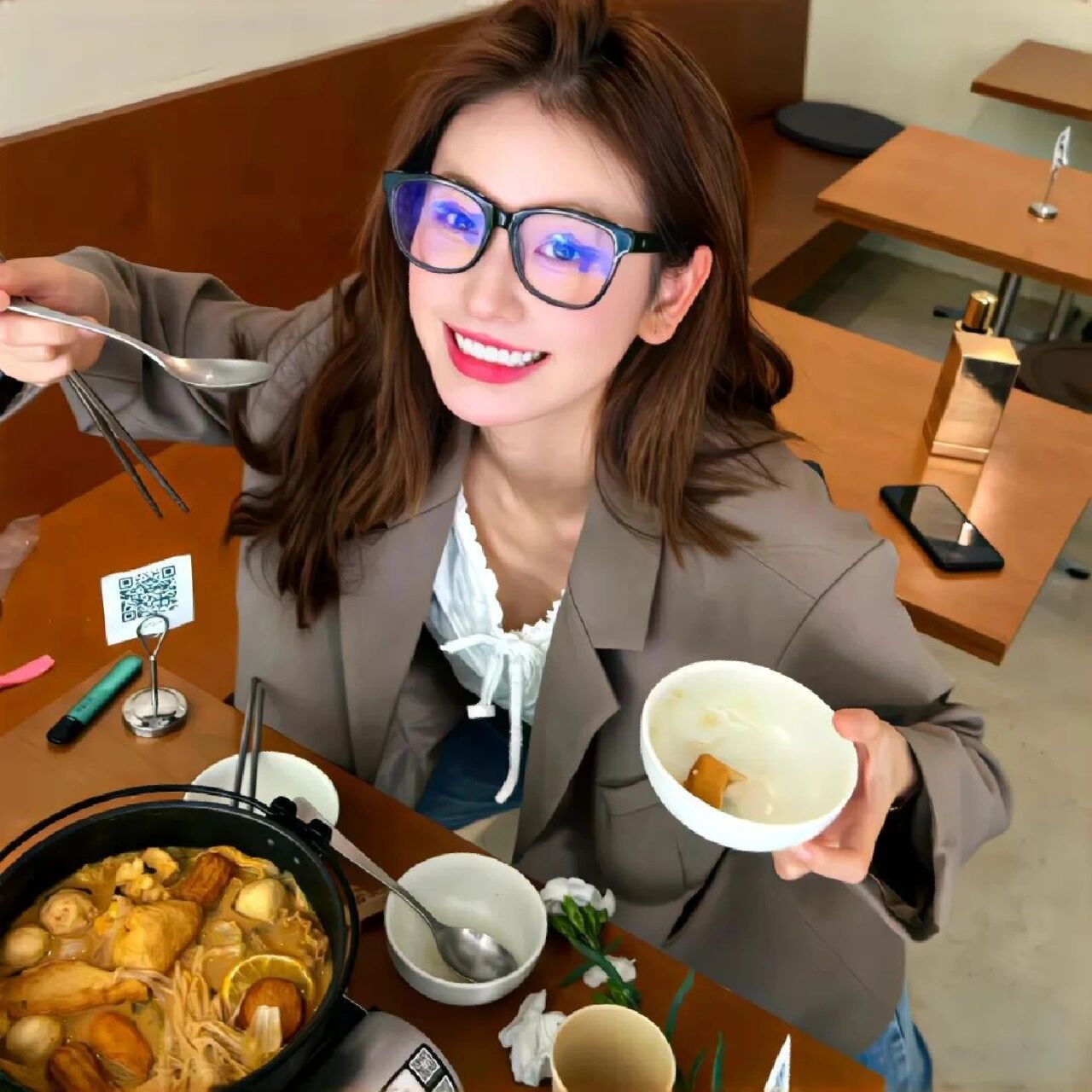 99女头像|真人 可爱 吃东西73   爱吃零食的小姐姐一枚吖～ 拿图