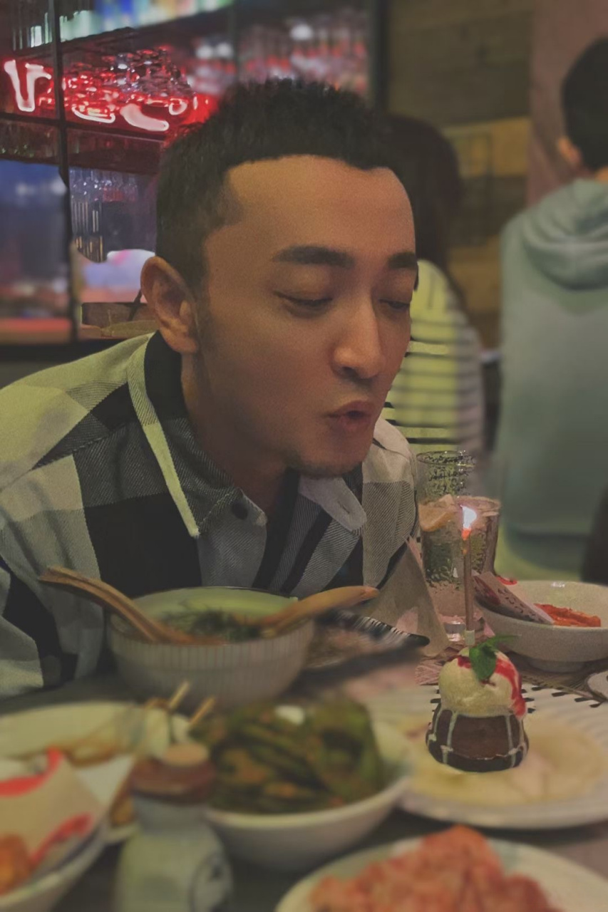 祝尼尼格买提 生日快乐,也祝你长生不老![生日蛋糕]