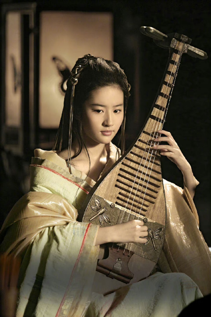 电影《鸿门宴传奇》里刘亦菲饰演虞姬,怀抱一把琵琶,一身淡雅,尽显"第