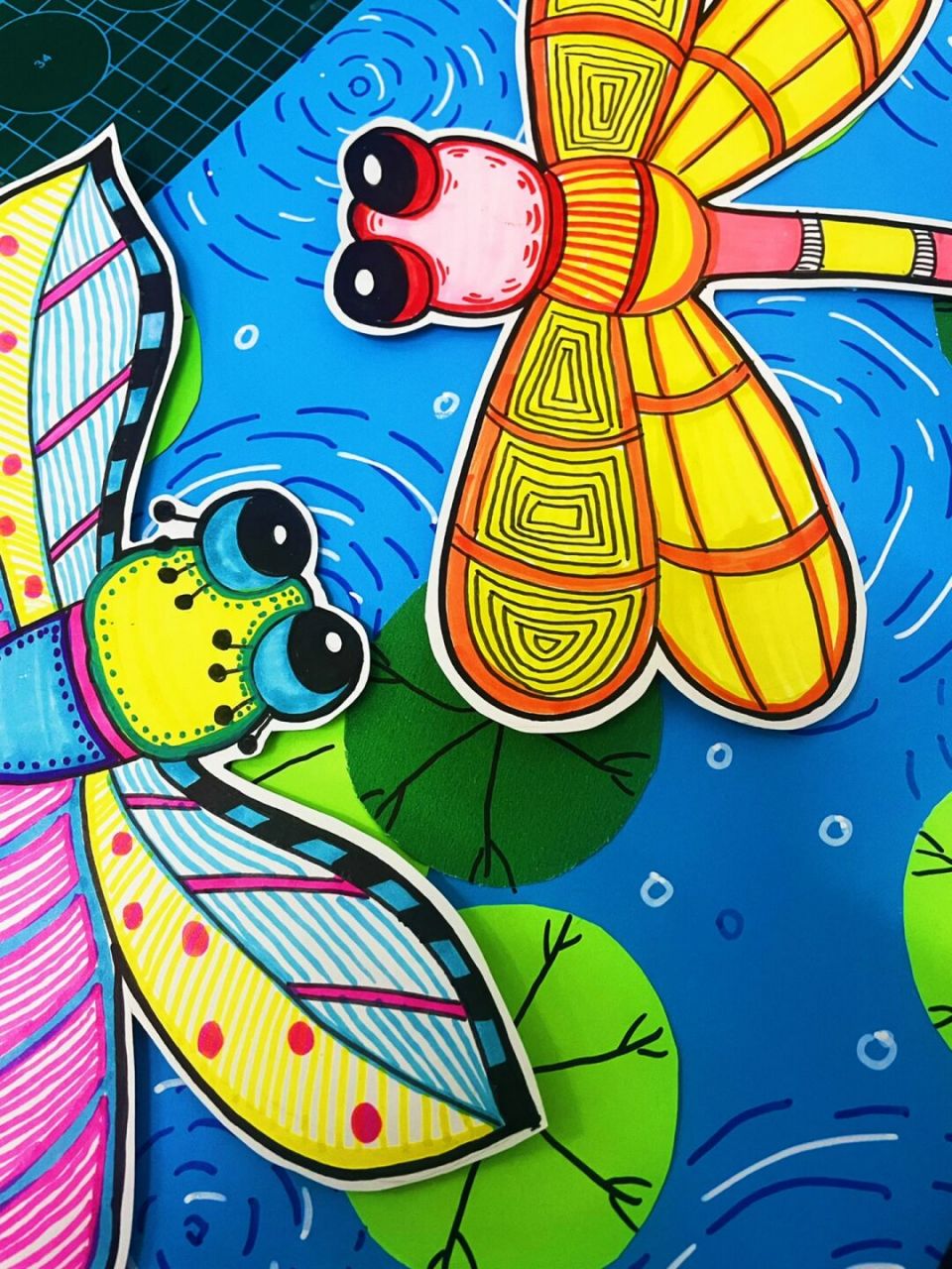 今日分享夏日荷塘创意美术蜻蜓点水小池荷叶荷花蜻蜓,露珠蝌蚪