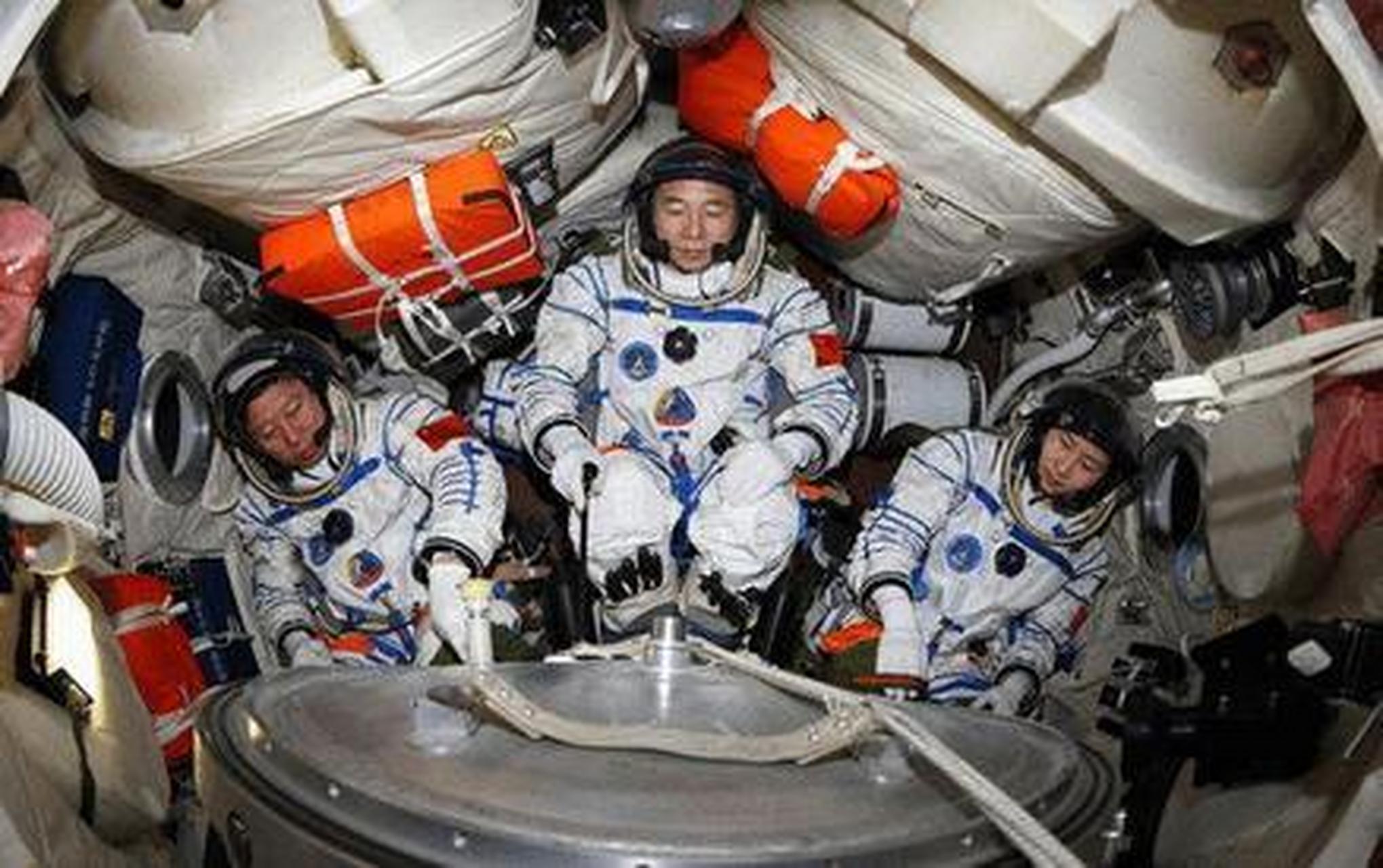 神十六航天员圆满完成出舱任务# 经过15年的努力,景海鹏终于成功地