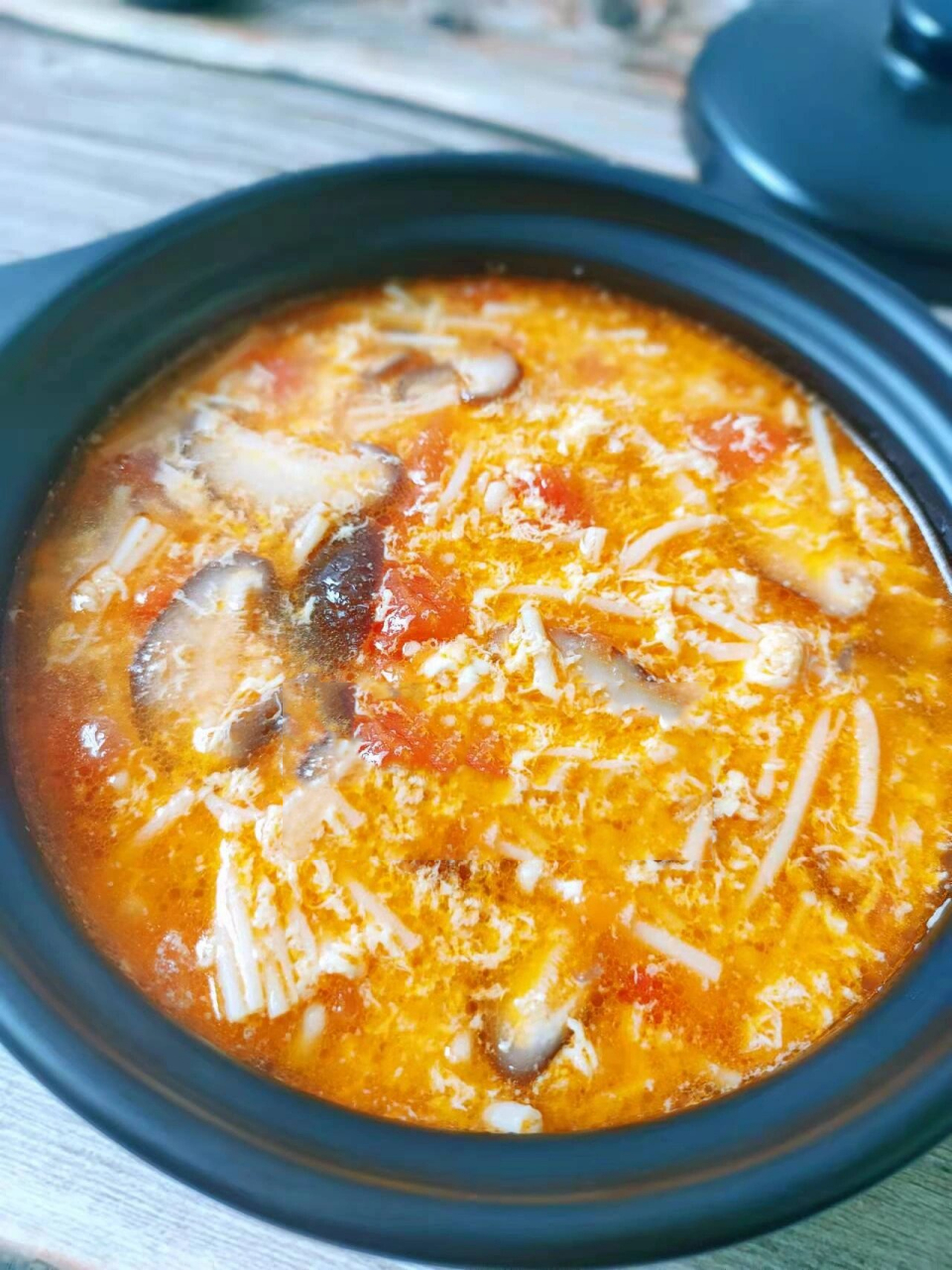 香菇洗干净切成片,金针菇切成段,西红柿去皮切成丁.