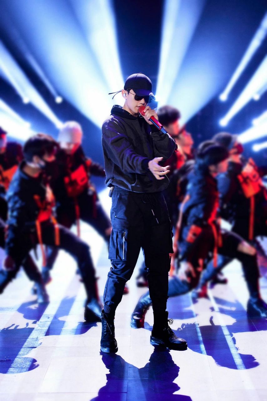 张杰全身照78 分享杰哥全身照!果然帅哥从头到脚都是帅的!张杰