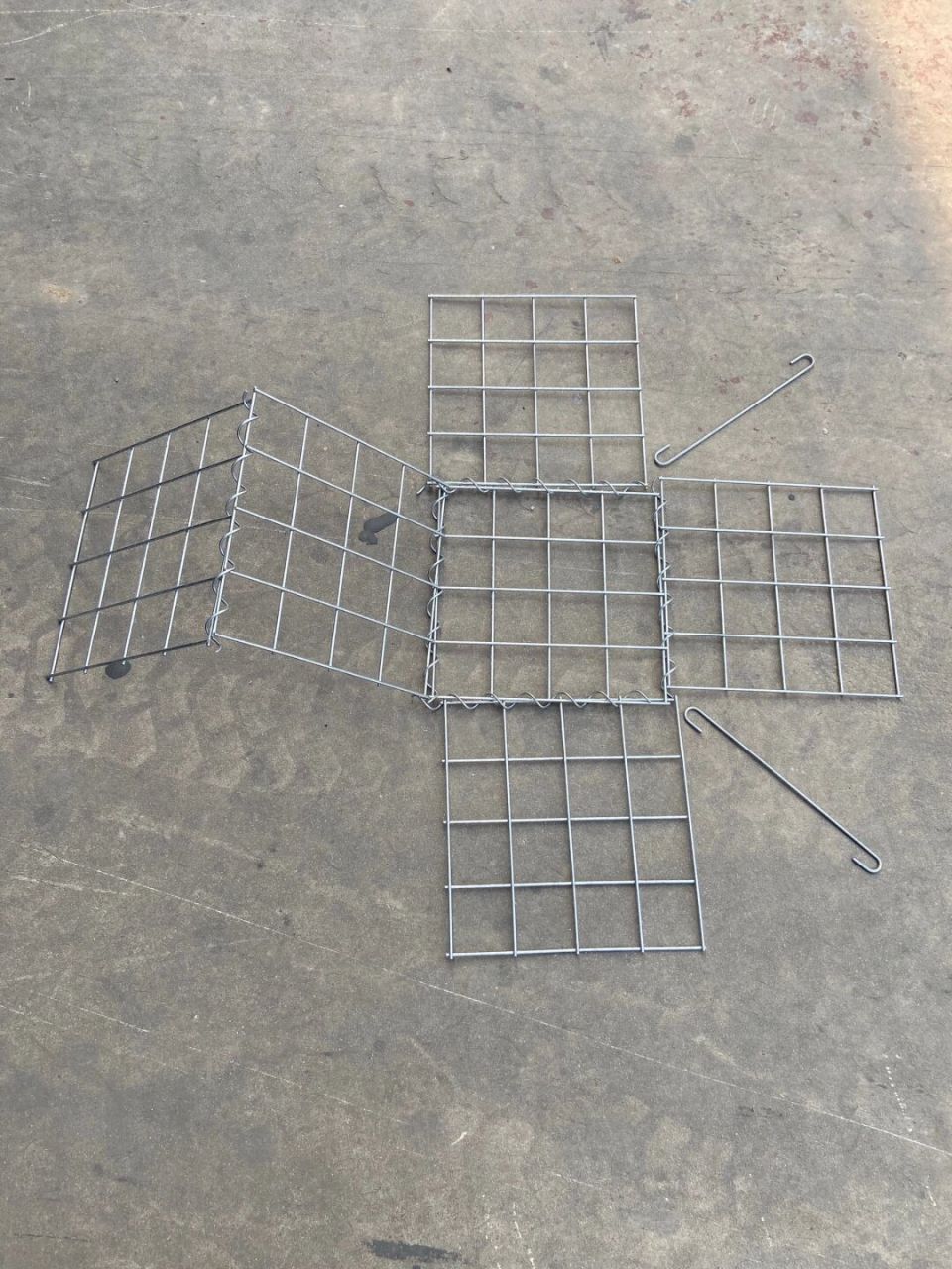 电焊景观石笼网 电焊石笼网是用螺旋形绑丝,把焊接成型后的前后面板