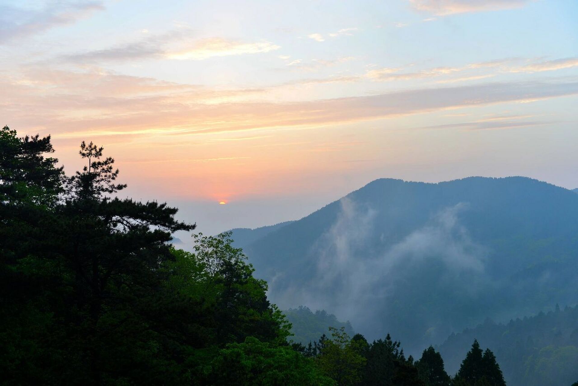 江西美丽的庐山 江西美丽的庐山: 日照香炉生紫烟, 遥看瀑布挂前川.
