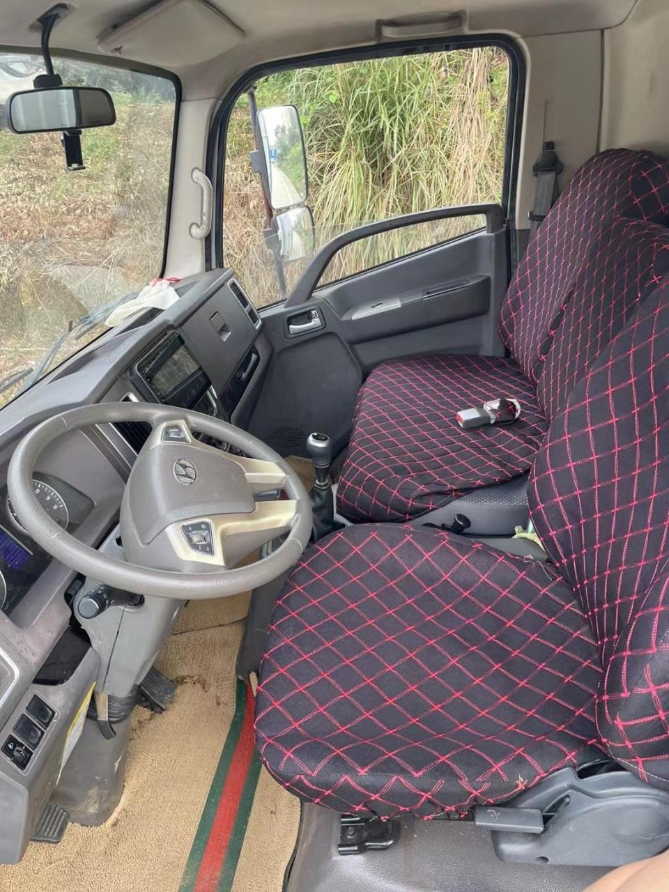 20年现代泓图4米2  宽2.4 高栏货车 6档 145马力