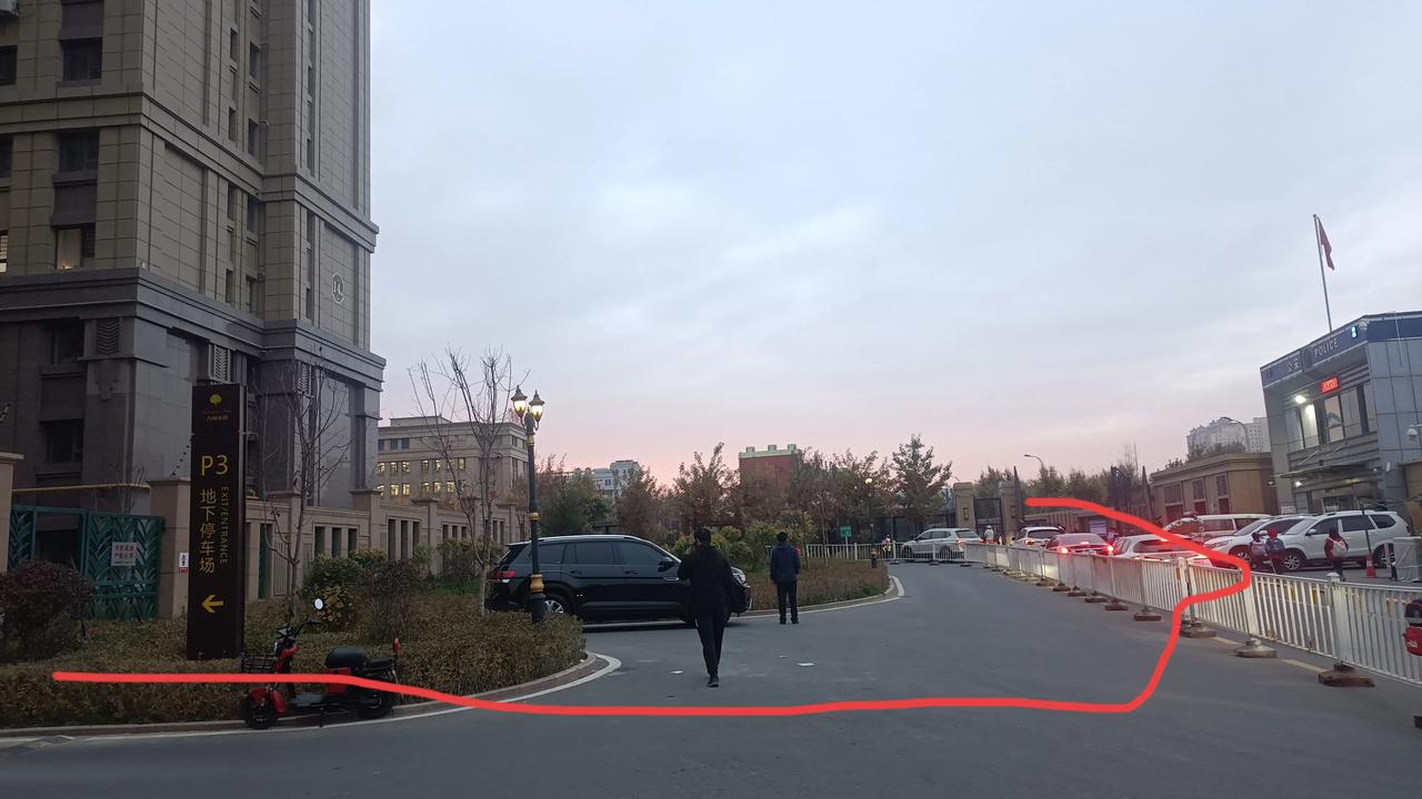 乌鲁木齐头条 这应该是距离学校最近楼了,乌市某小区14号楼,直线距离