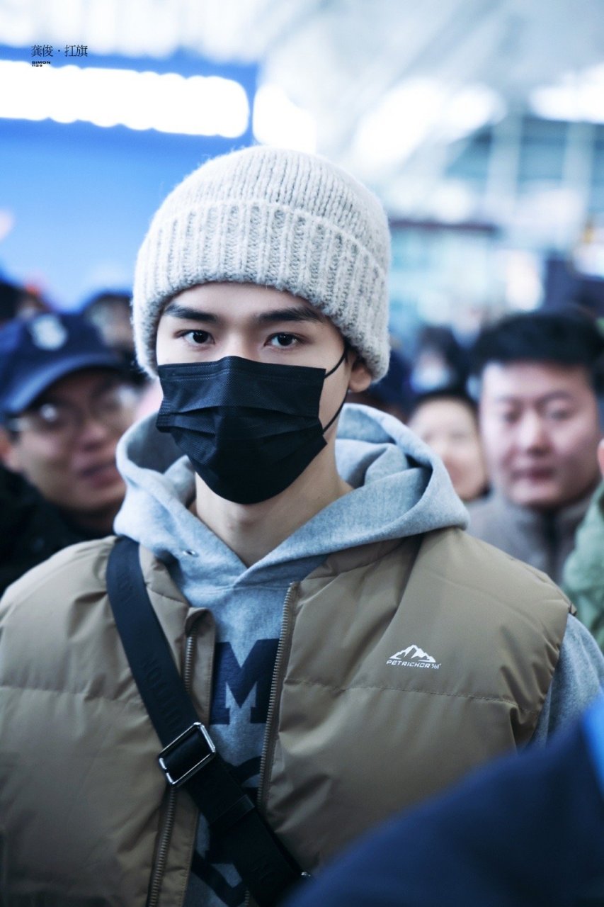 明星出发星光大赏路透# 龚俊出发星光大赏机场路透9615毛线帽