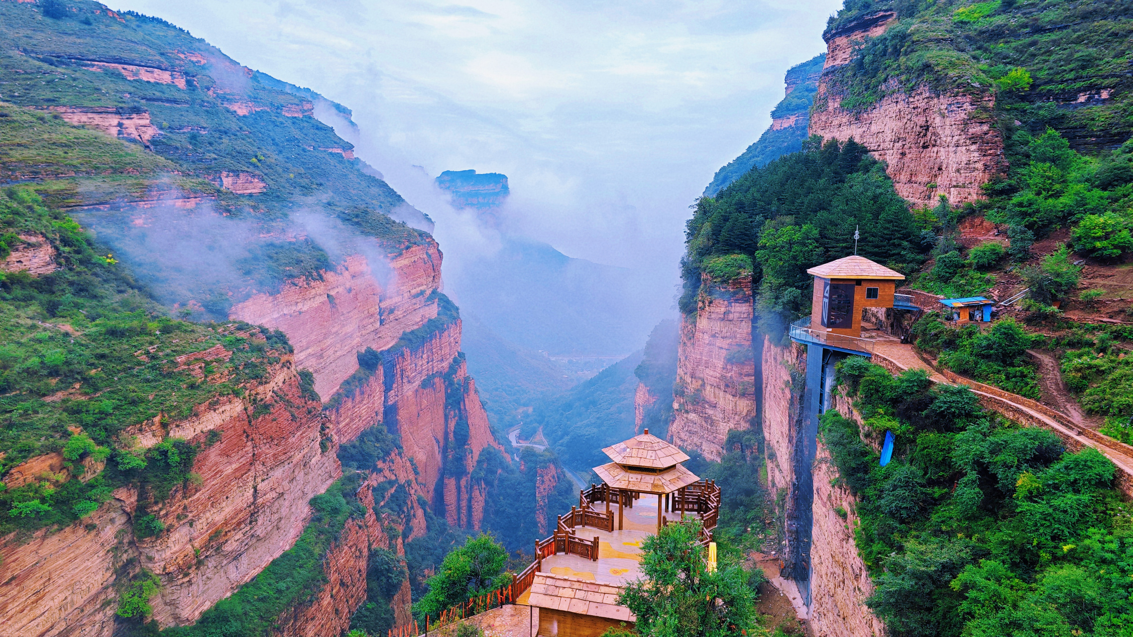 [微风][微风][微风]山西省长治市黄崖洞文化旅游区峡谷壁立千仞,峰峦