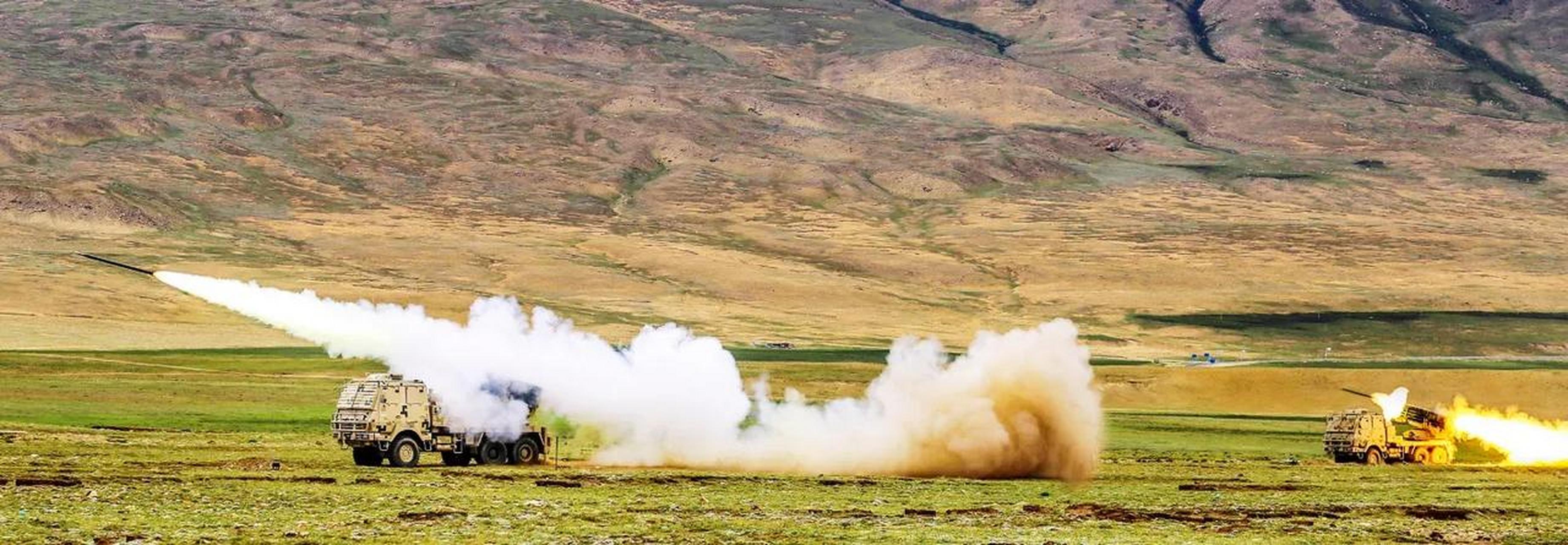 某集团军某部卡车炮/火箭发射车训练(中国军网 供图)