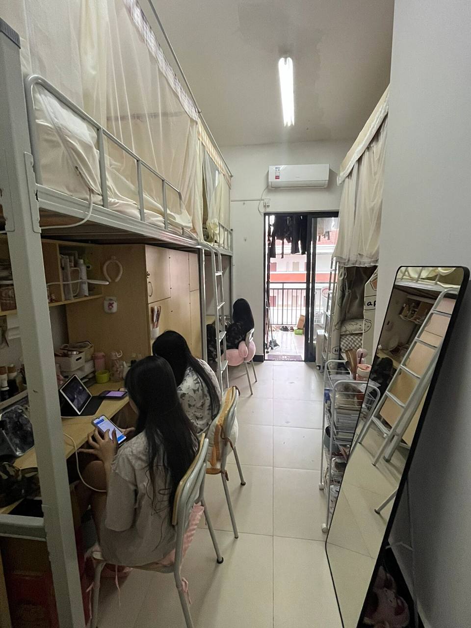 今天刚好军训宿舍整理内务看着很干净 所以就拍下来记录一下咯 91