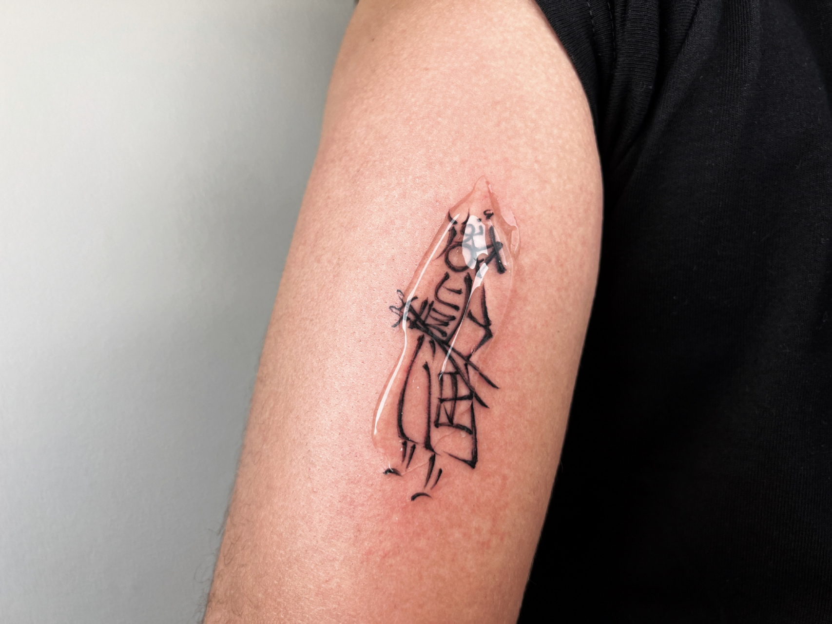 客人想把自己在日本最要好的朋友的名字都放进纹身里,然后要有日本