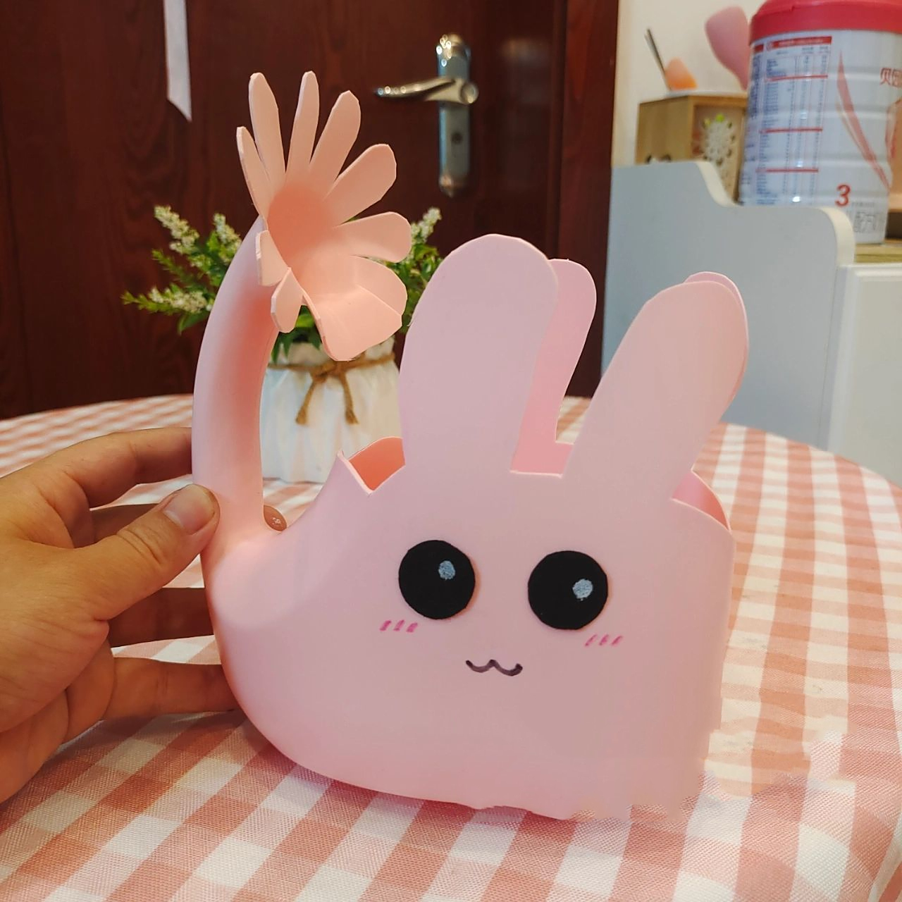 『废物利用』洗衣液瓶子变身可爱兔兔91 91需要用到的材料: 空