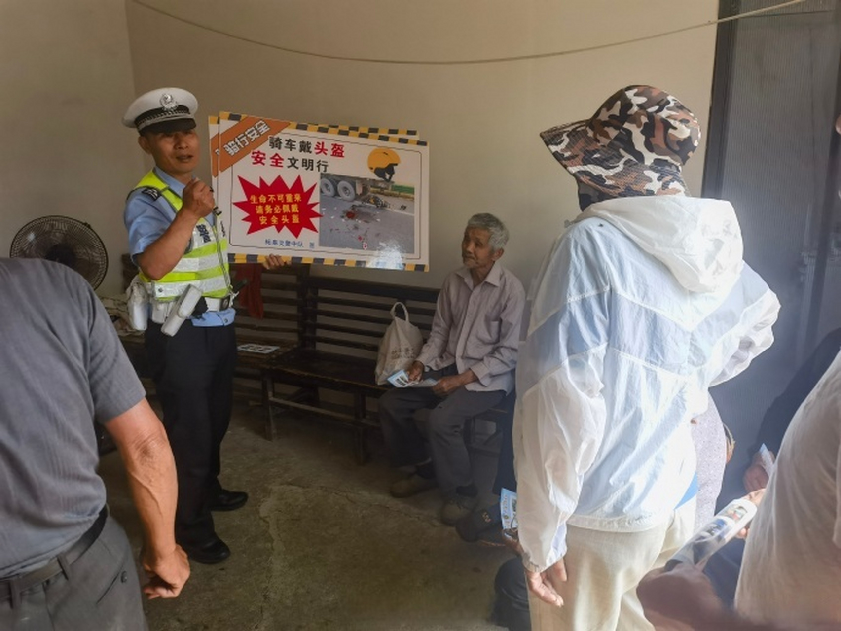 平安建设双提升#【交警入户走访话安全】 5月24日上午,巢湖公安 柘 