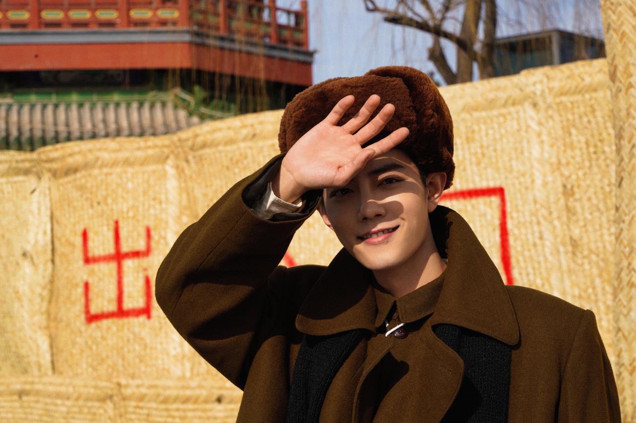 "在一片看不到边的蔚蓝天空下,在那片坚实的冰面