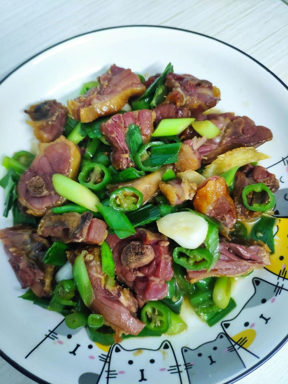 一人食‖简单易做的下饭菜,炒腊鸭腿 直接超市买的腊鸭腿,做法很简单.