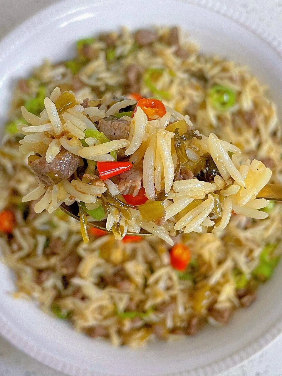 一盘都不够吃的酸菜牛肉炒饭～～ 91做法: 16615煮好米饭备用 2
