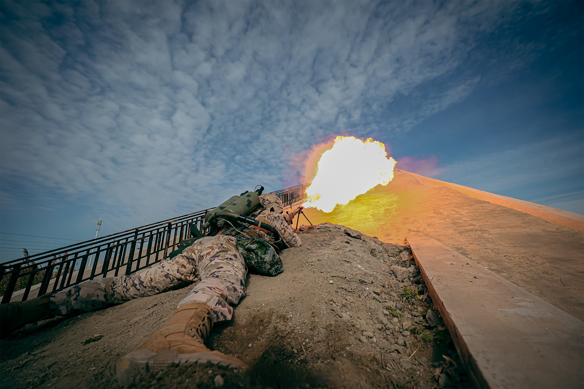 直击#武警防化兵硬核闯毒圈#】近日,武警天津总队某部开展专业化防化
