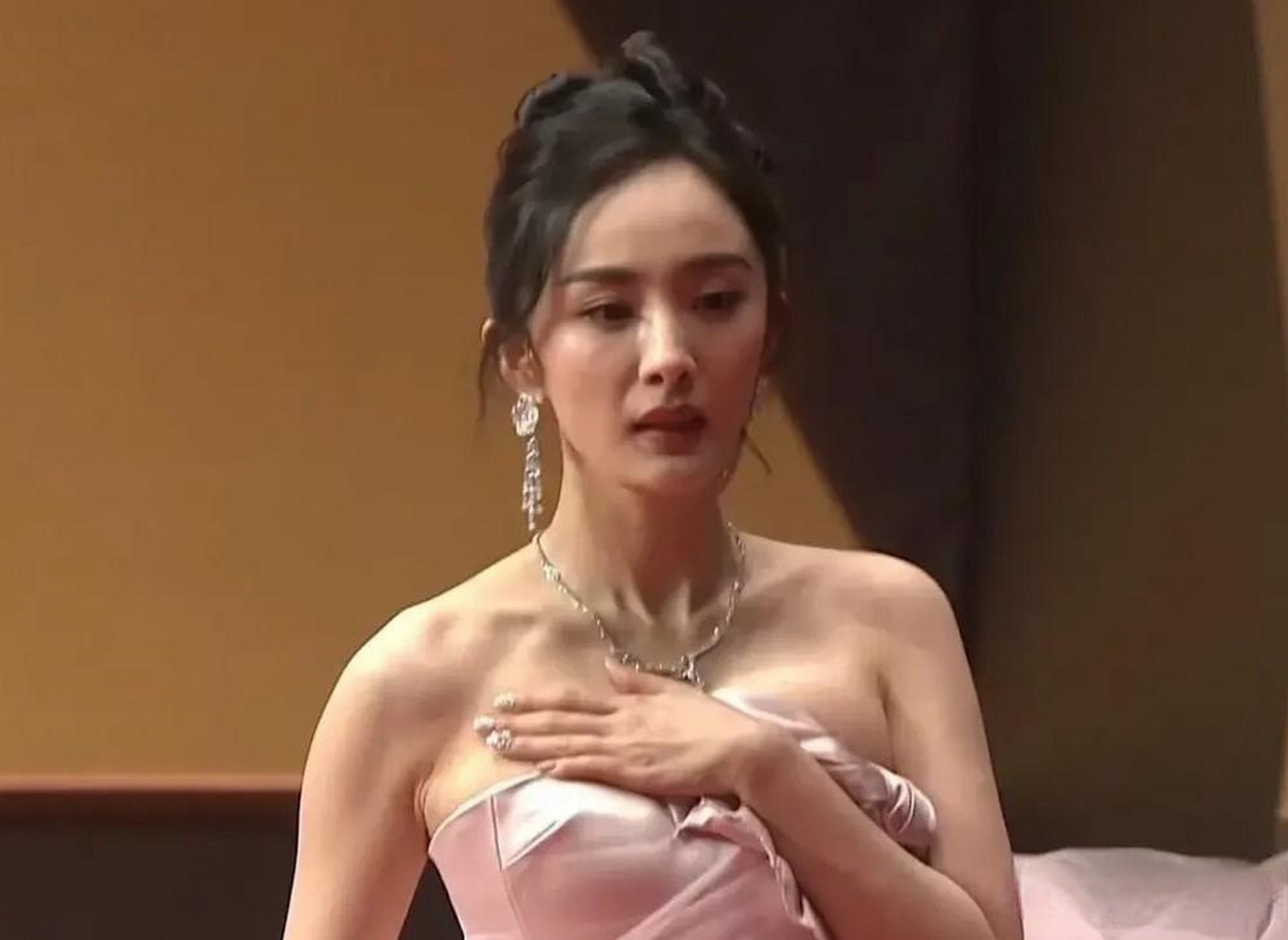 "  之前,金星就女明星们出席活动捂胸口的动作,说了自己的看法,金星说