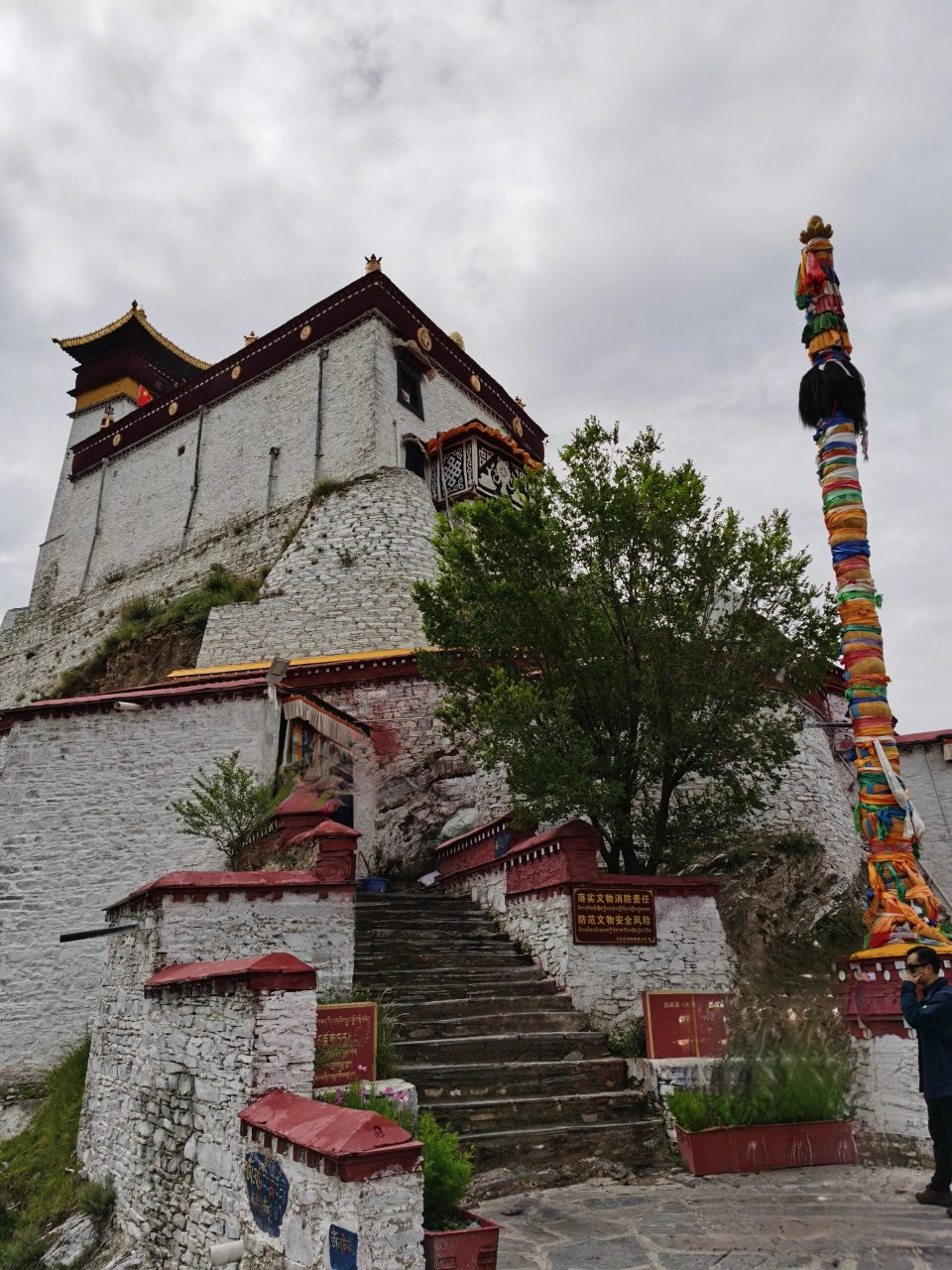 雍布拉康(西藏山南) 雍布拉康位于西藏山南市乃东区泽当街道11公里的