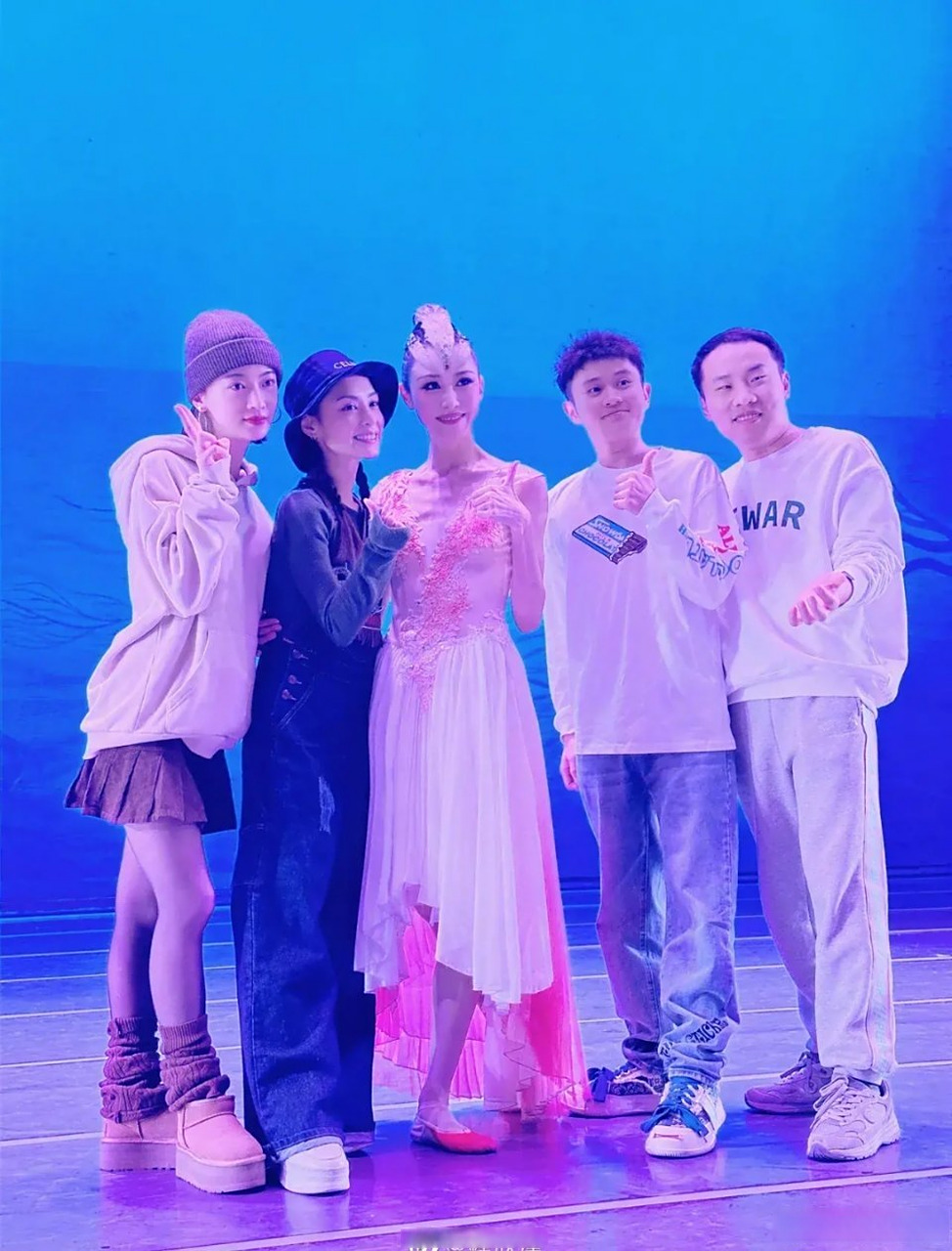 反手摸腰这个动作证明阿娇确实是瘦了